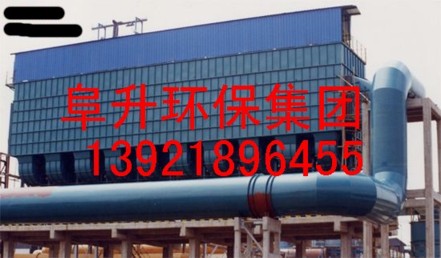 岼