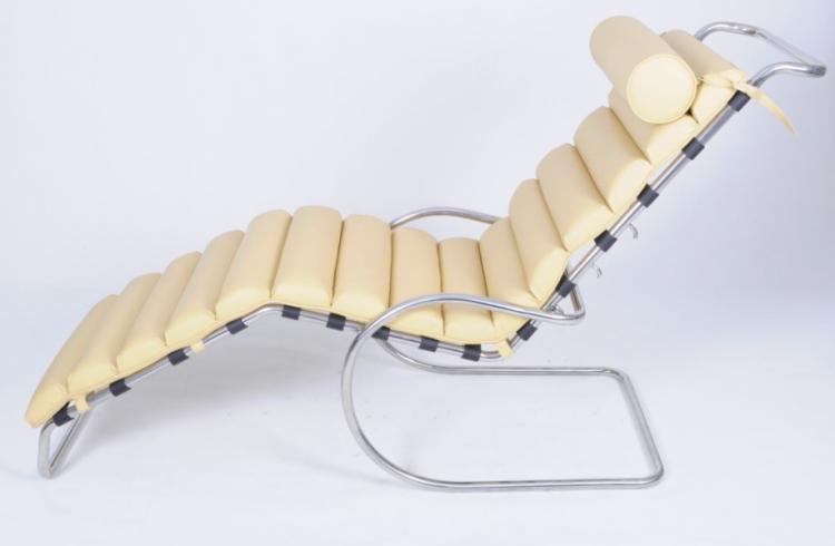 (RoheChaiseLongueChair)