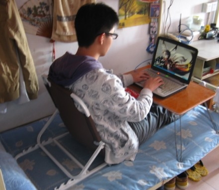 大学生老人床上靠背椅报价