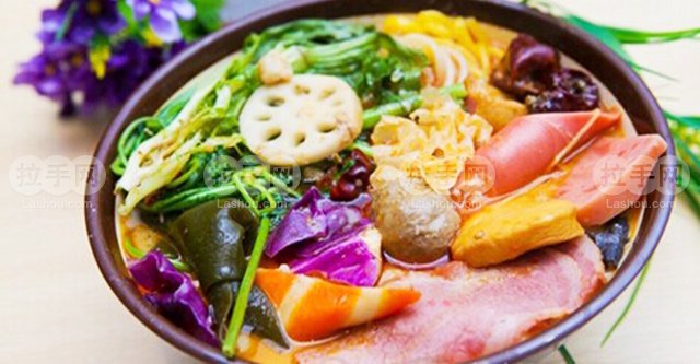 辣者,可从火锅边上油处烫食;反之则从中间沸腾处烫食;再次是吃麻辣烫