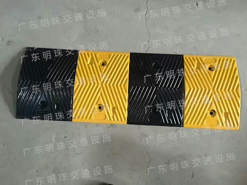 橡胶减速带生产厂家道路安全减速带停车场减速路拱缓冲地胶抗压保三年