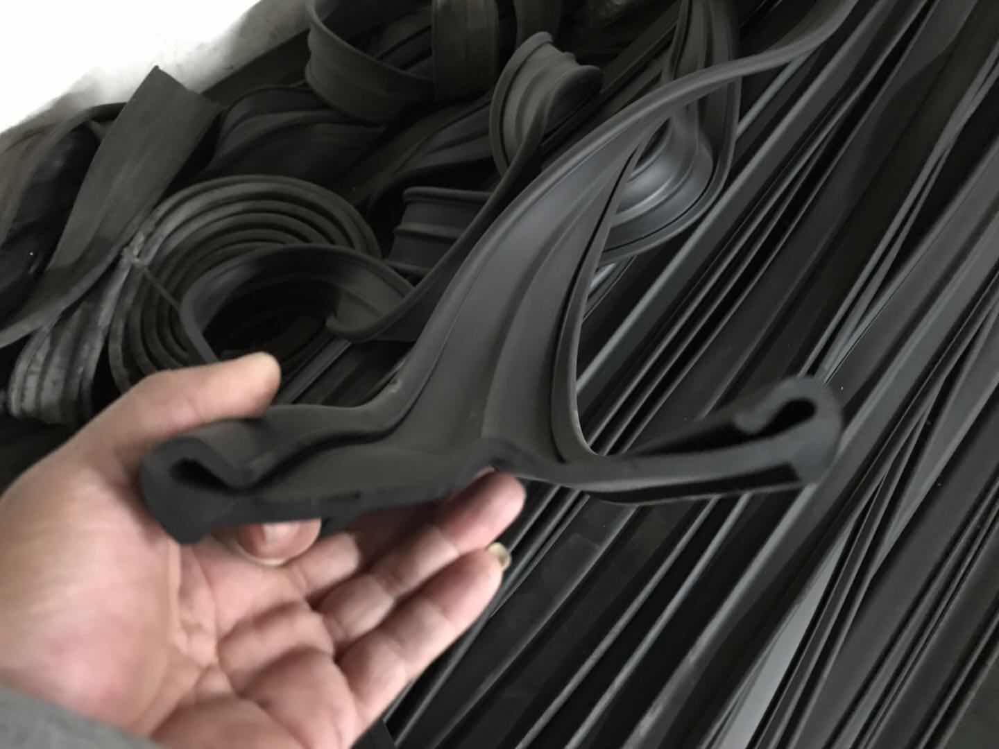 伸缩缝防尘橡胶条厂A阳新伸缩缝防尘橡胶条厂A伸缩缝防尘橡胶条厂家直营