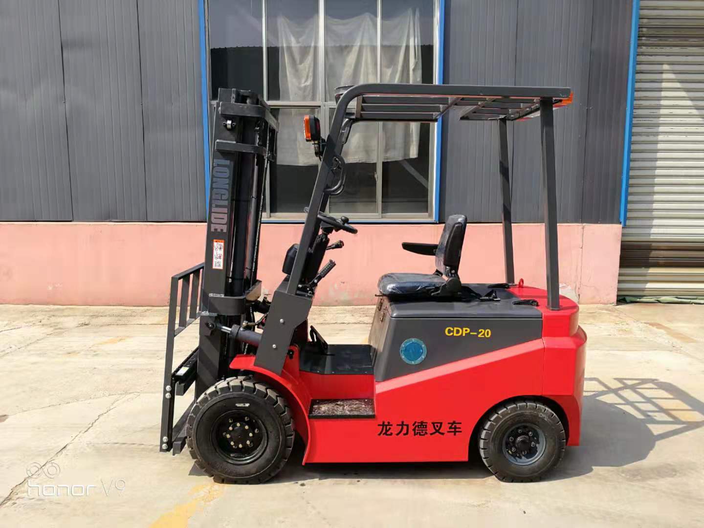 小型食品厂电动叉车 龙力德2吨电瓶叉车