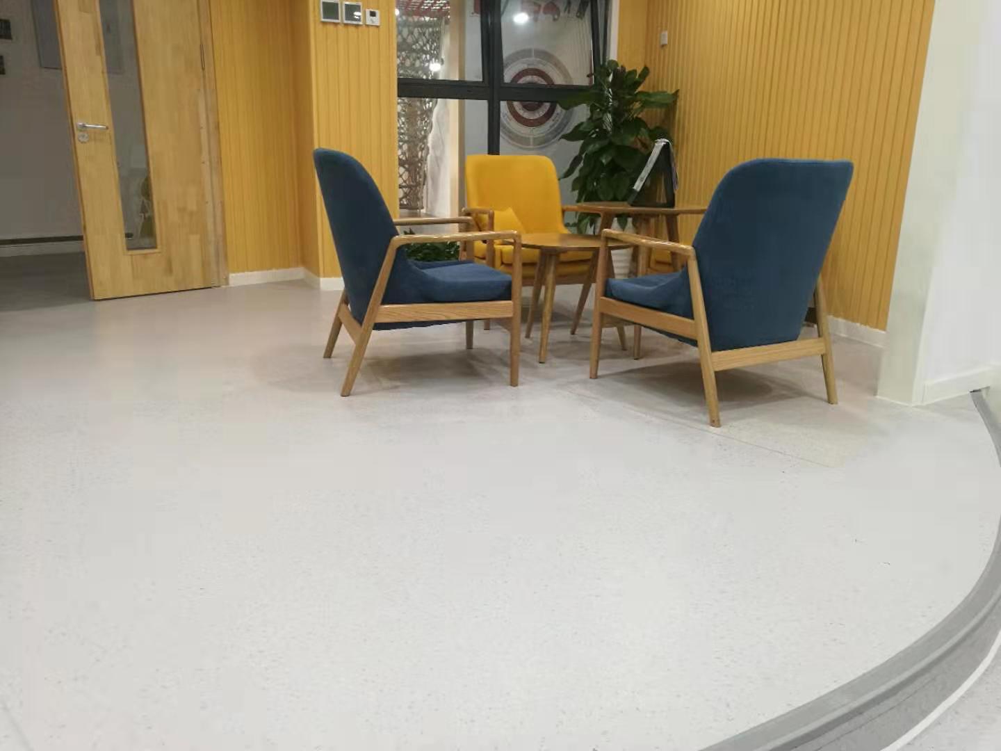 广西南宁市阿姆斯壮幼儿园防滑地胶板