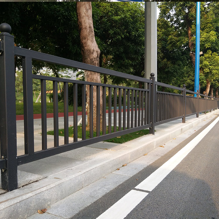 2米高黑色方管栏杆 城市道路锌钢围栏