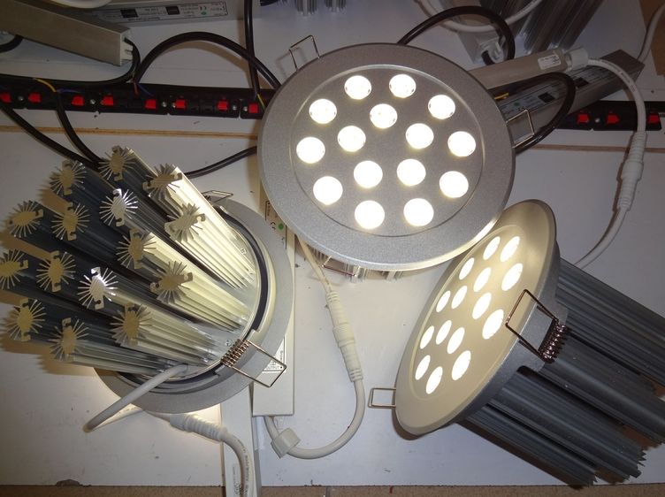 ֱLED鱦45W15*3Wͨ