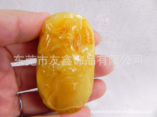 长年批发各种琥珀雕刻吊坠,琥珀工艺品