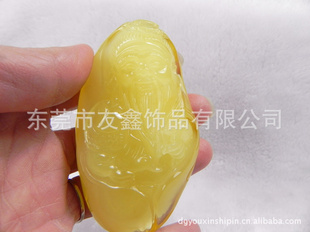广东琥珀工厂批发琥珀手把件,渔翁雕刻吊坠