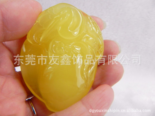 工厂批发各种琥珀雕刻吊坠,琥珀工艺品,蜜蜡吊坠