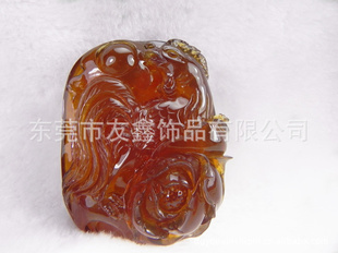 现货缅甸棕红琥珀生肖鸡雕刻吊坠。缅甸琥珀批发