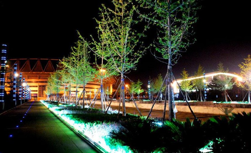 一个园林景观,有着具体的自然环境背景,包括环境中的道路、建筑、水体、绿化、桥以及雕塑装饰品等等;另一个背景是抽象的人文背景,包括该地域历史、功能、文化及经济发展水平等等。园林景观亮化工程所展现得灯光效果能让园林夜晚凸显的更为雅致,传达出园林夜晚更美的意境,堪称景观的二次生命!