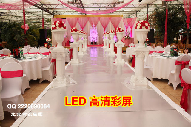 西式婚礼中各项仪式的由来 1、为什么以钻石戒指订婚 这个传统始于15世纪,当时奥地利大公麦西米伦以钻戒向未婚妻玛丽许下海誓山盟。他的亲信大臣呈文:殿下,在订婚时。您必须送一枚嵌有钻石的戒指。麦西米伦欣然同意。这个仪式便从此流传。 2、为什么新娘要戴手套 在中古世纪时,准新郎为稳定心上人的心,会向爱人送信物。当时许多绅士送手套给意中人表示求婚。如果对方在星期日上教堂时戴着手套,就表示她已答应他的求婚。 3、为什么订婚戒指要戴在左手的无名指上 中古世纪的新郎订婚时,把婚戒先在新娘左手的3只手指上轮流戴,以