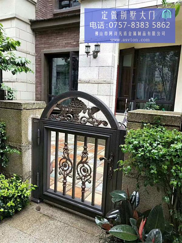 在现代形式中,别墅大门图片或庭院围墙大门是搭配多种种金风玉露庭院围栏形式住宅小区或住宅屋包含严格控制的入口行人, 自行车,和汽车,常以封板的别墅围墙和别墅围栏为特征。相似的墙和门分开了宿舍几个世纪以来的一些城市。封板大门通常由小型住宅街道组成,并包括各种共享的便利设施。