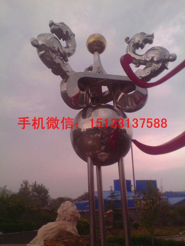不锈钢城市标志 景观不锈钢雕塑 通俗地说,不锈钢就是不容易生锈的钢,实际上一部分不锈钢,既有不锈性,又有耐酸性(耐蚀性)。不锈钢的不锈性和耐蚀性是由于其表面上富铬氧化膜(钝化膜)的形成。这种不锈性和耐蚀性是相对的。试验表明,钢在大气、水等弱介质中和硝酸等氧化性介质中,其耐蚀性随钢中铬含水量的增加而提高,当铬含量达到一定的百分比时,钢的耐蚀性发生突变,即从易生锈到不易生锈,从不耐蚀到耐腐蚀。 不锈钢雕塑厂家专业生产各种雕塑,雕塑的材质繁多,其中吸引人们眼睛和脚步的便是不锈钢雕塑,因为其特有的明