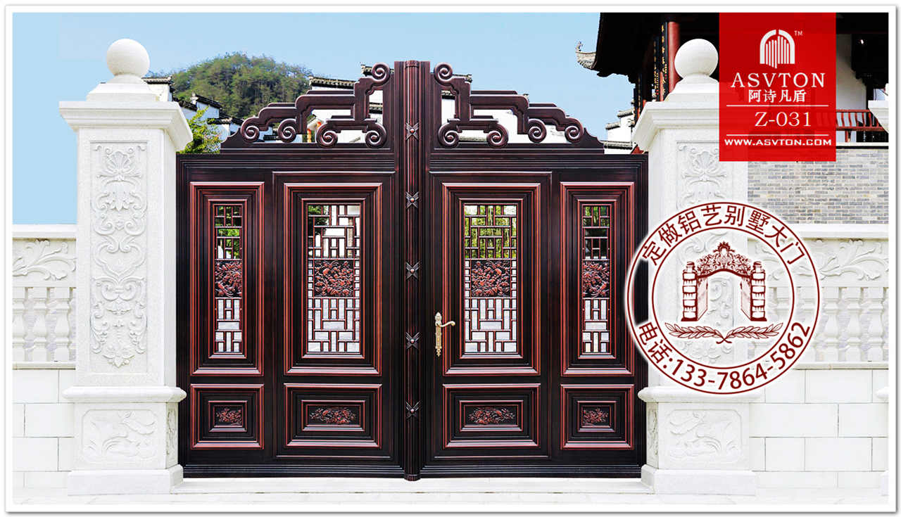 别墅入户门设计安装在一个小堂屋,院子围栏大门保存传统寓居