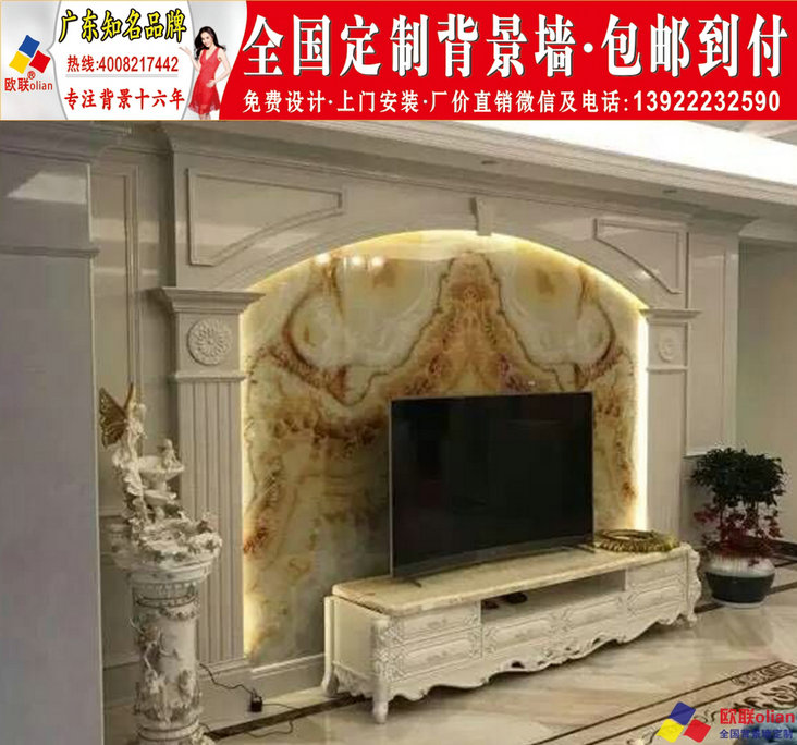 瓷砖背景墙最常见手法就是利用瓷砖上丰富的图案,然后拼成一幅精致美丽的画。在这款瓷砖电视背景墙图片中,牡丹仿佛盛开在水中,搭配戏水的金鲤鱼,颇具美感,同时也有着富贵、吉祥等美好的寓意。每天看到这么轻松自在的场景,想必整个人都会放松很多,家庭的温馨氛围不言而喻。