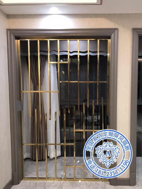 装修客厅屏风不锈钢隔断的百喙如一效果图_装修图库 客厅蓝底金花提花面料地毯简朴的外型很温馨庸俗,同时可以对脚部也造成了很贴心的掩护,欧式外型的沙发简朴大气,在这里享受生涯的轻松与天然定是极好的,彩色镜面抛光作风的茶几造成了一个整体,天然优雅,淡色的大马士革纹饰壁纸简朴优雅,中心梅花的外型很奇特,晋升了艺术的美感,带给你天然素雅的享受,顶棚内嵌式的石膏天花板简朴天然,水晶吊灯晋升了不少亮度。