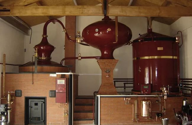壶式蒸馏器(pot stills)是古老也是简单的蒸馏设备.