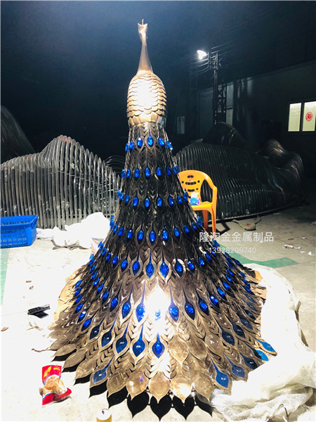 长沙售楼部不锈钢孔雀雕塑案例展示图不锈钢金孔雀太美了