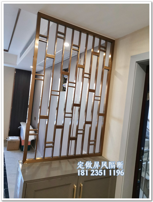 不锈钢屏风设计造型合理,线条简洁,淳朴沉稳,古韵雅致。中式的屏风不仅能起到分隔空间的作用,而且也能装饰家居空间。不锈钢屏风与古典家具相互辉映,相得益彰,浑然一体,成为中式家居装饰不可分割的整体,呈现出一种和谐、宁静之美。