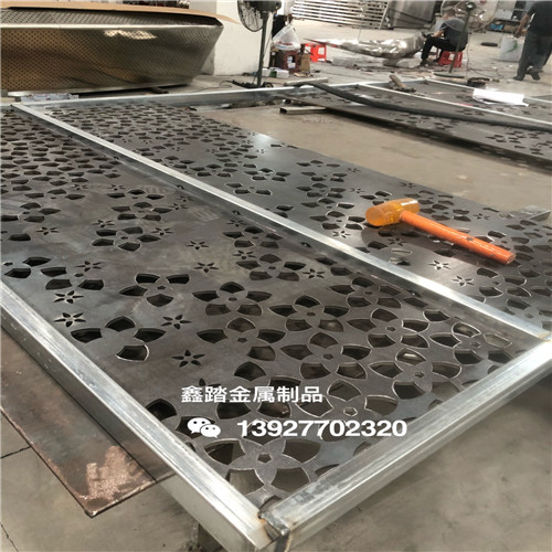 特色景墙装饰铁艺烤漆镂空屏风新中式风格案例分析