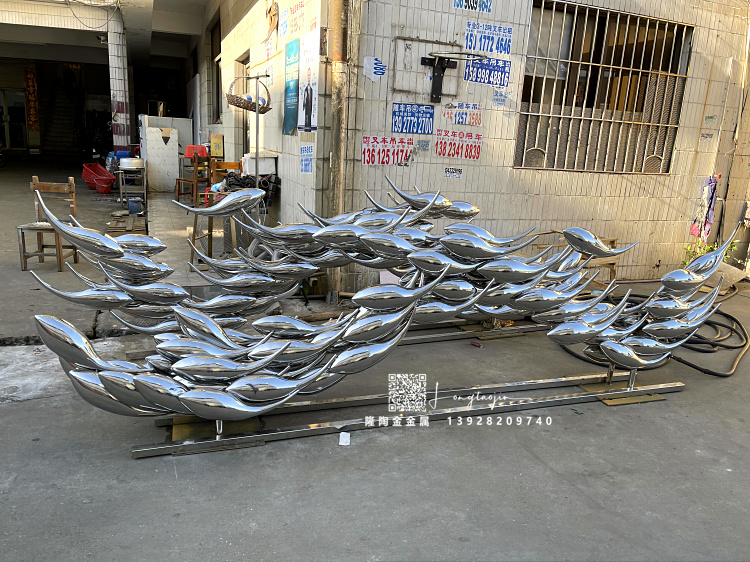 江西抚州镜面不锈钢鱼群雕塑实景拍摄不锈钢雕塑厂家