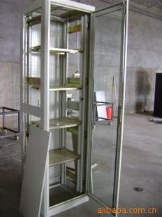䶩