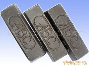 ׹