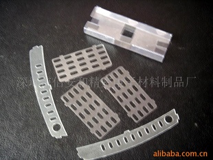 粼