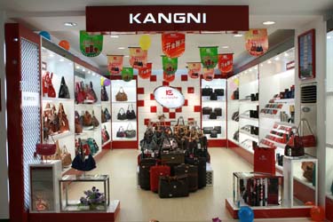 康尼皮具专卖店形象设计展柜制作