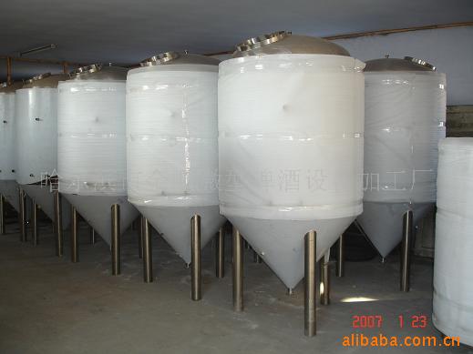 金鹏啤酒设备-待出厂的1000升啤酒发酵罐