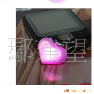 批发新奇特炫彩心形手机感应来电闪