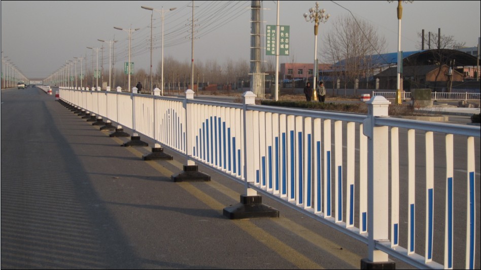 市政护栏公路马路隔离移动围栏锌钢交通设施城市护栏